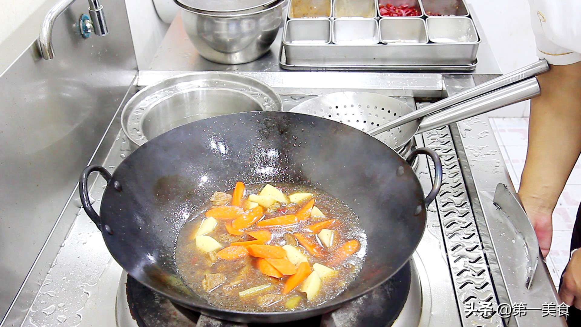 土豆炖牛腩大厨做法,牛肉炖土豆土豆炖牛腩的做法