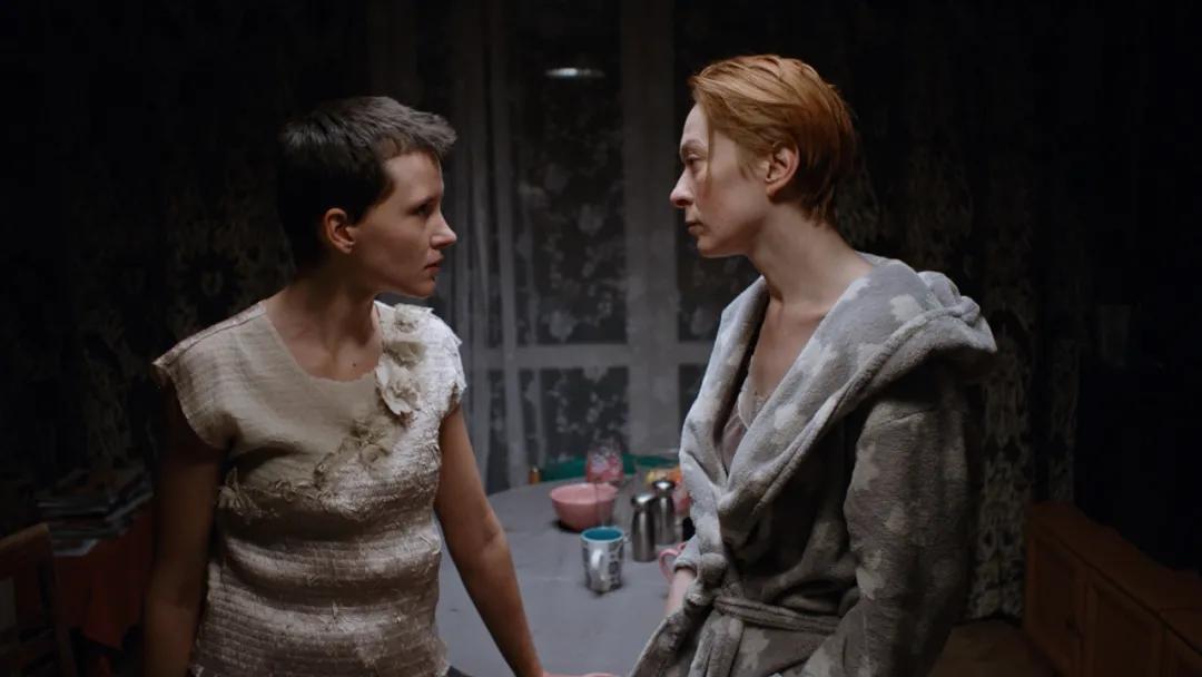 男孩连女厕所都要进，女孩却进不了足球场