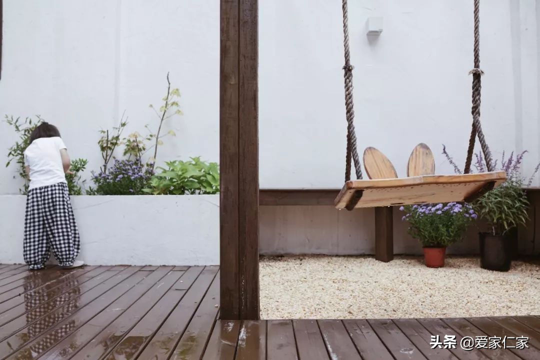 她买下32㎡上海老旧学区房，为女儿打造小桃园，还有超舒适大庭院
