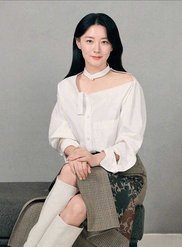 李英爱最近出席活动穿着打扮,李英爱穿花衬衫出席活动