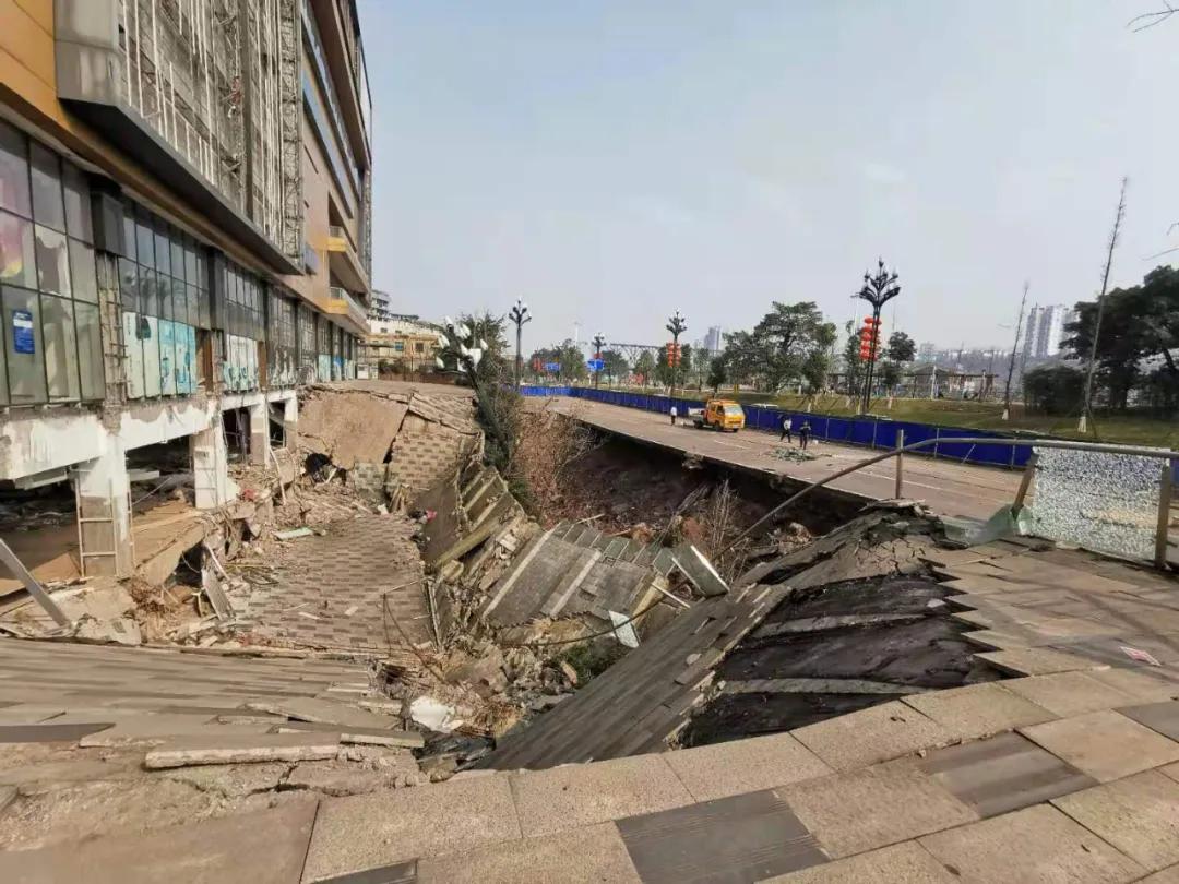 多次流拍的宜宾银龙广场有动作了？起重机和挖掘机都已用上