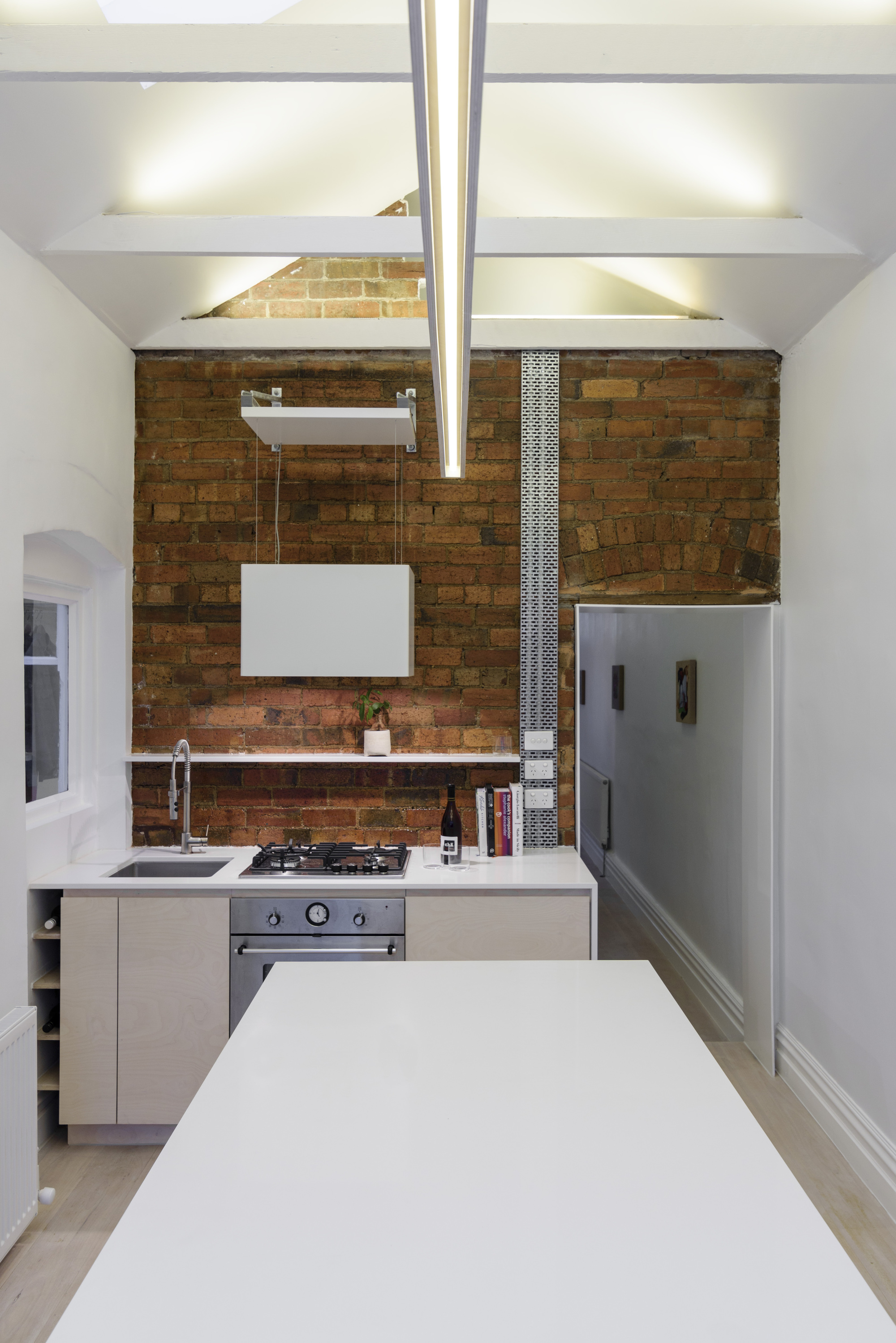 英伦式小屋,线性灯光房间