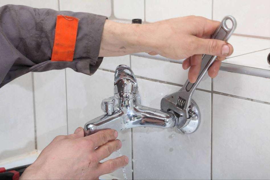 厨房冷热水龙头旋转处漏水怎么办,厨房冷热水龙头漏水怎样拆开维修