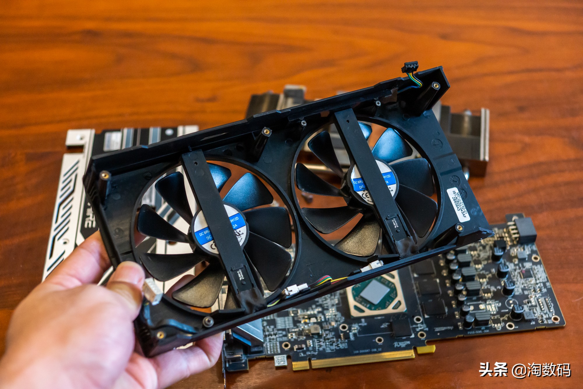 rx580蓝宝石8g超白金吃鸡测试,rx580满血版相当于哪个显卡