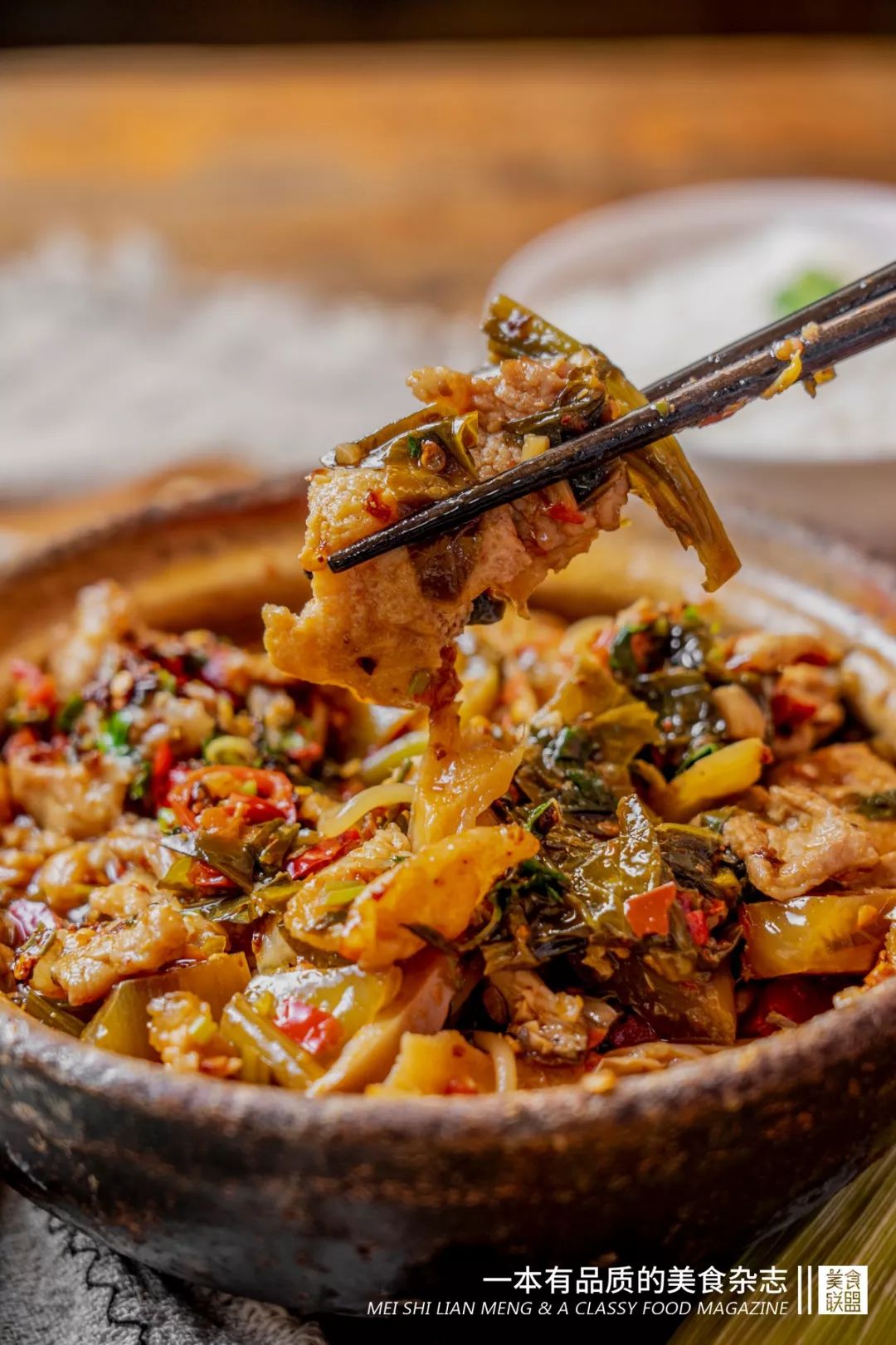 大叔自创鸡蛋饼从2元卖到10元,小伙摆摊卖了3年鸡蛋饼