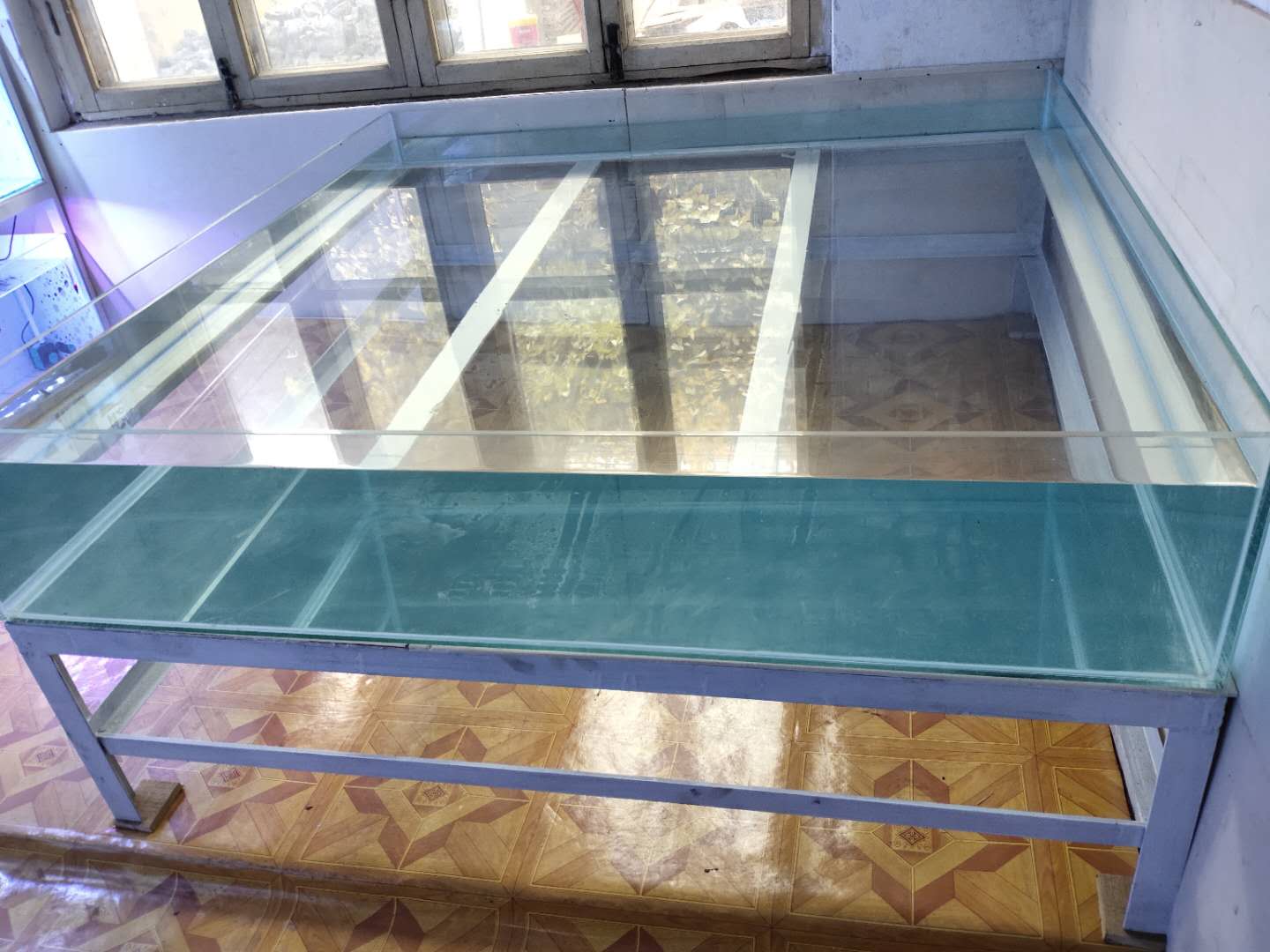 怎样去除鱼缸内壁污物,鱼缸底部脏东西循环不出去怎么弄