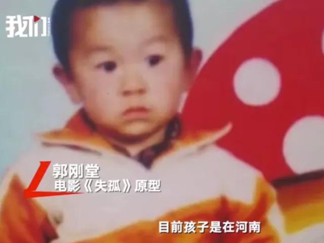 带儿子逛街被一小女孩抱住,妈妈带儿子去吃饭看见一个老人