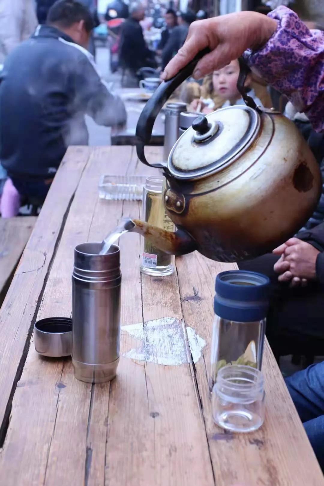 南货店的学徒，知道陆稿荐的酱鸭夫妇合起来就一副眼睛