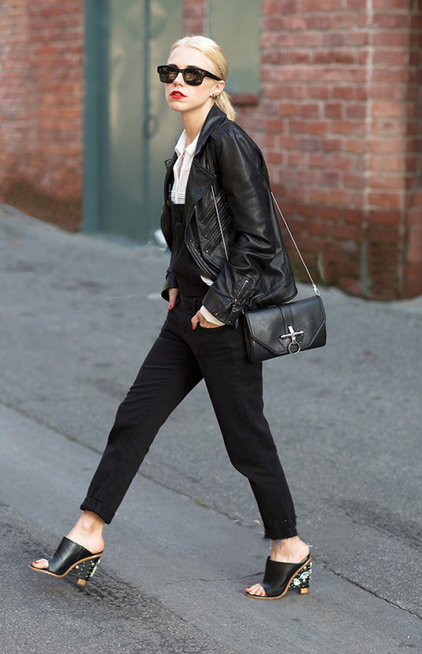 女人50岁后别穿这三种鞋了,50岁女人不要总是穿裙子