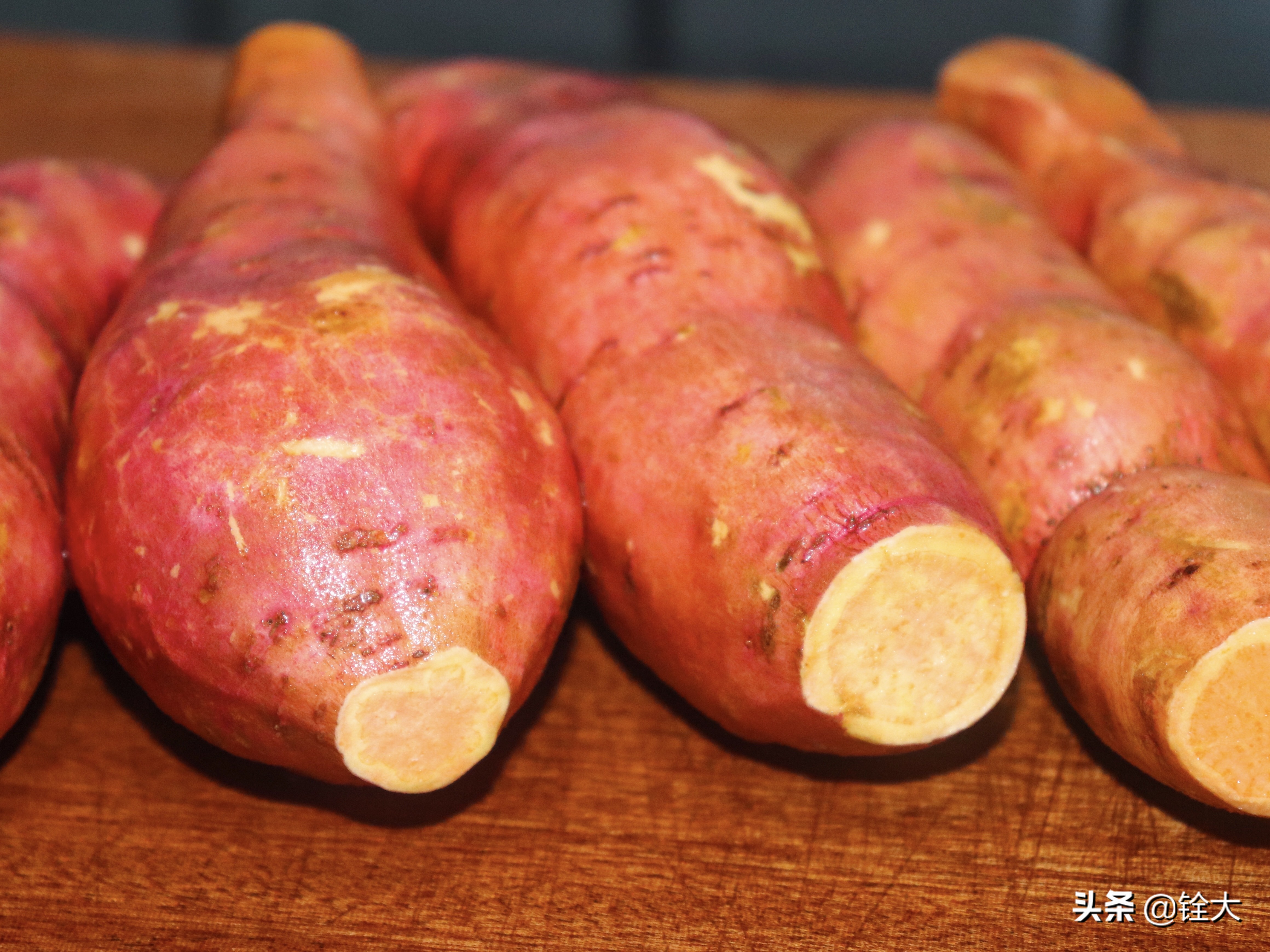 烤红薯香甜可口，而且还是“含钾”之王，再来一碗绿豆汤，美得很