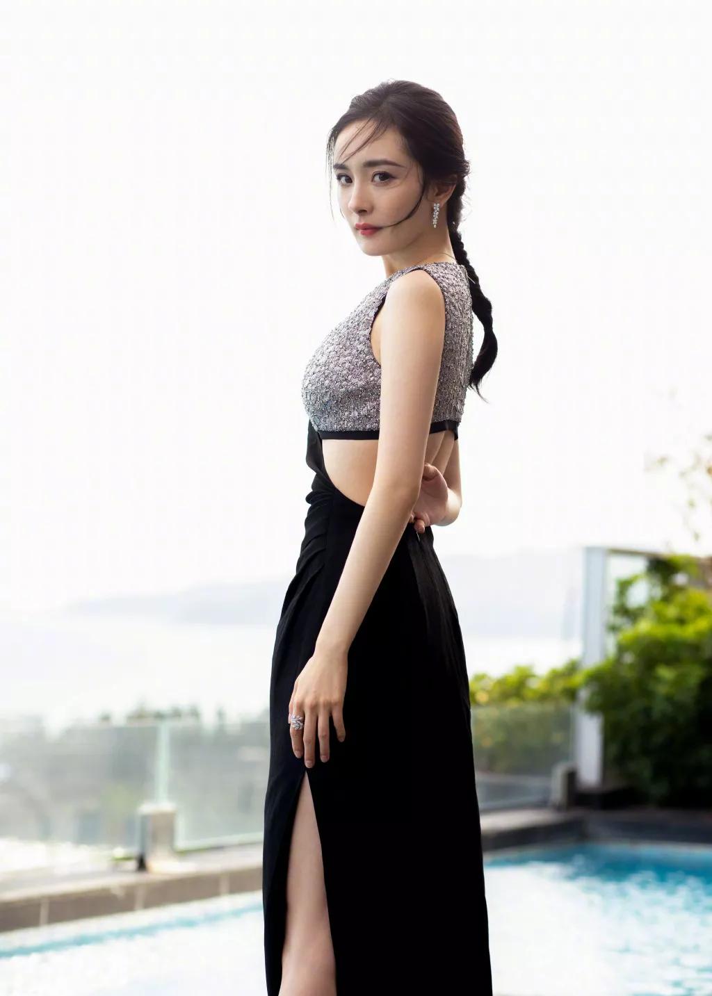 杨幂半扎鱼骨辫,杨幂的新发型双马尾鱼骨辫