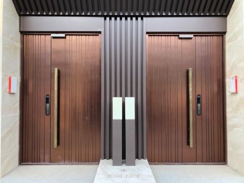 猪年精品：核桃智能锁匹配CEI铸铝钢木装甲门很受高端消费者喜欢