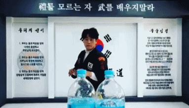 全世界都在挑战瓶盖，但请小心你的韧带