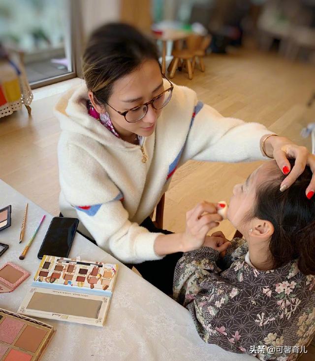 女儿总是用我的化妆品,女儿总是偷偷用妈妈的化妆品