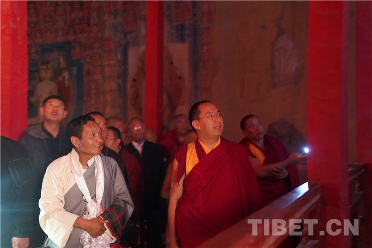 十一世班禅在托林寺为信教群众举行长寿灌顶法会