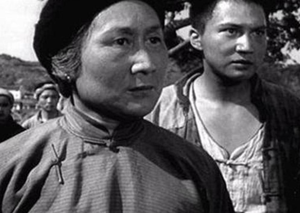 双枪老太婆沦为女匪，*杀虐**我军代表，毛主席特批枪毙并善待其后人