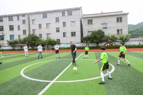 关爱和陪伴是送给家人最好的礼物,小海豚照顾人类孩子