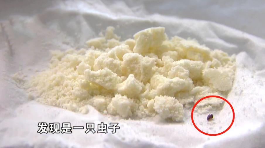 婴儿吃了有活虫的奶粉有事吗,奶粉爬进一只虫子还能喝吗