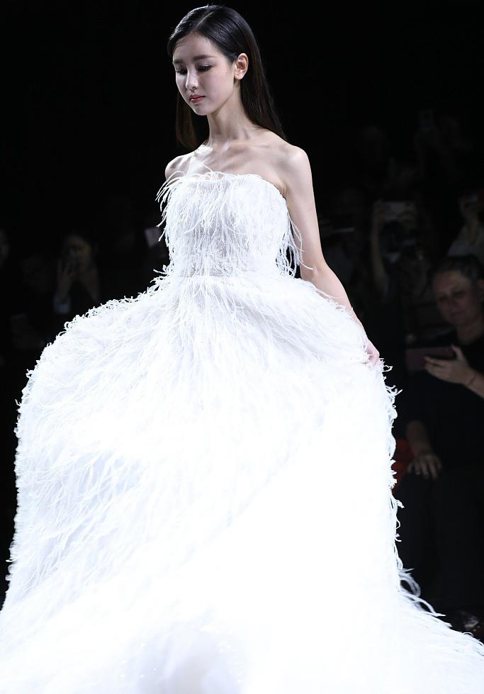 陈都灵最新礼服,陈都灵最新身着深蓝色礼服