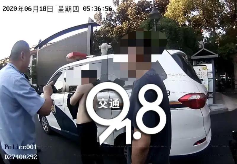 男子报警踢派出所门,男子踹开派出所的门