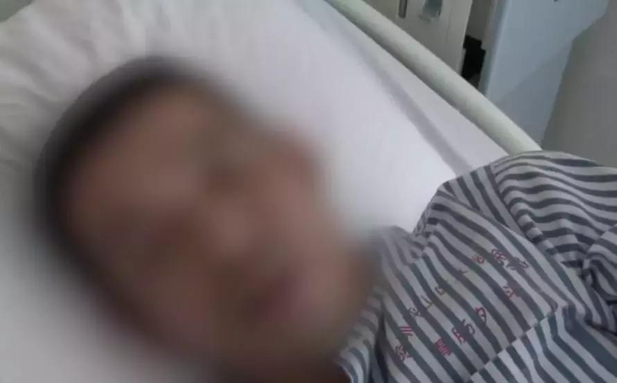 男子深夜踩住没盖好的井盖，井盖突然翘起撞到胸口，导致肋骨断裂