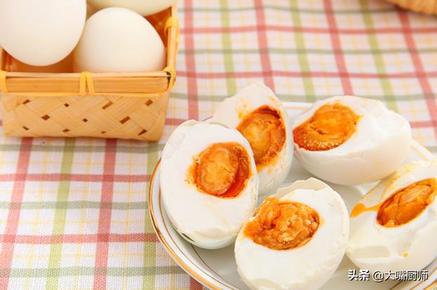 新鲜鸭蛋怎么腌咸蛋黄,腌咸蛋出油又不咸最好的方法