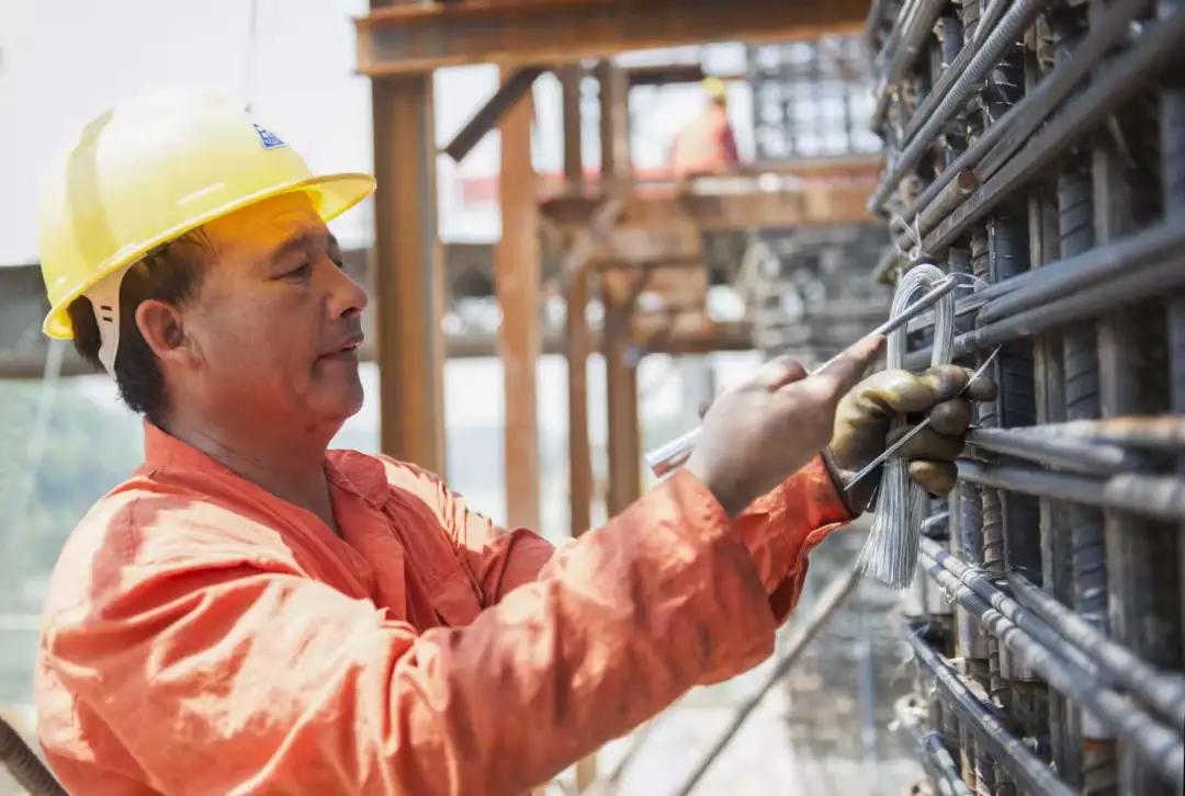 不惧高温坚守一线,无惧高温烤验坚守一线