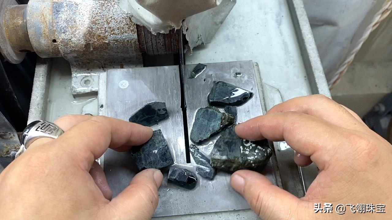 墨翠赌石怎么看好坏,赌石必注意的一些赌石特征