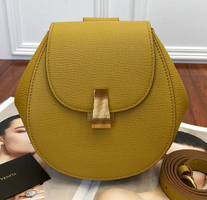 lv最实用百搭包,巴宝莉和lv包包哪个好