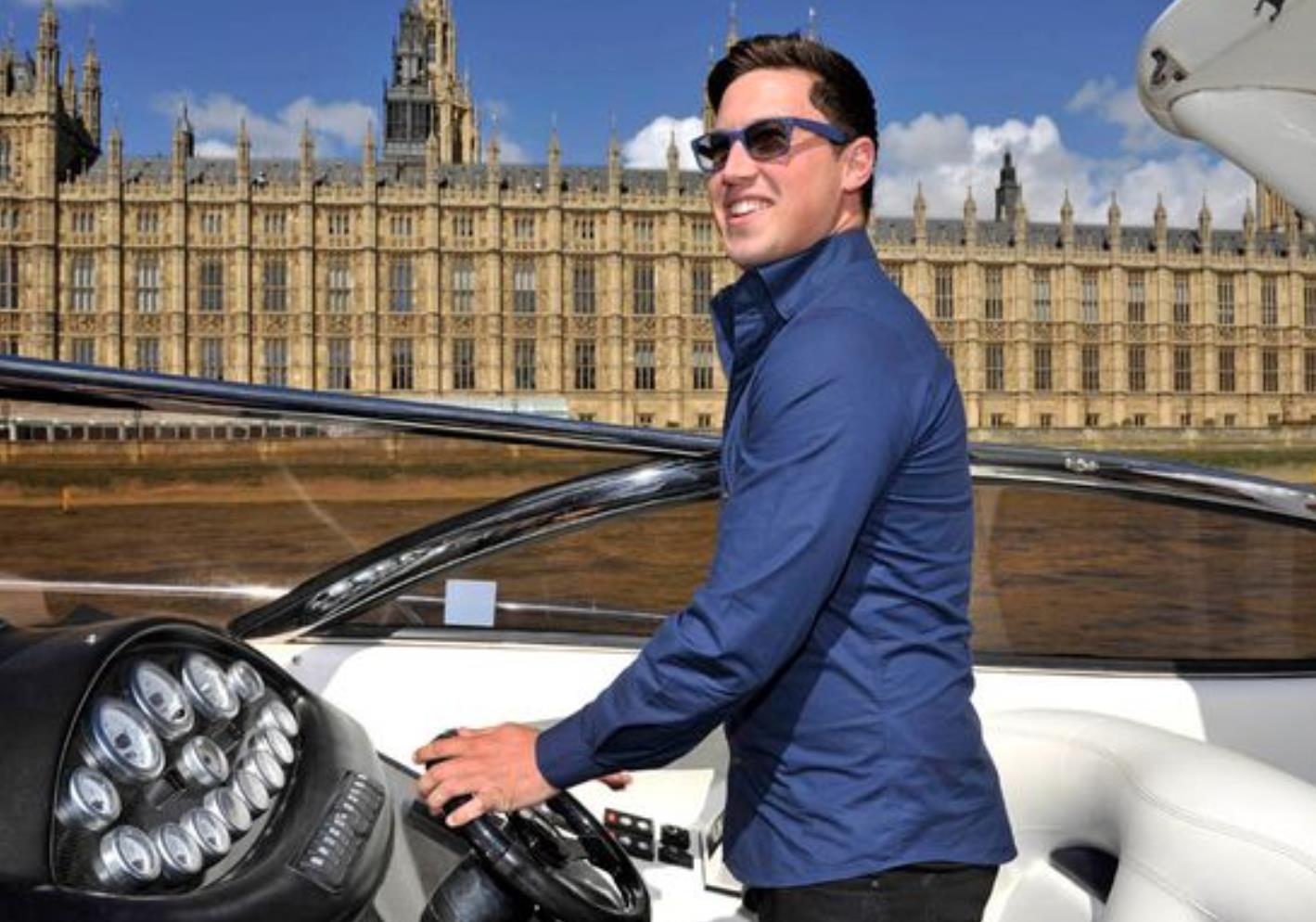 小伙离婚后买彩票中了5000万,买彩票中大奖环游世界