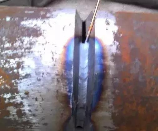 管道氩弧焊打底底部焊接视频,焊接时为什么要打磨母材