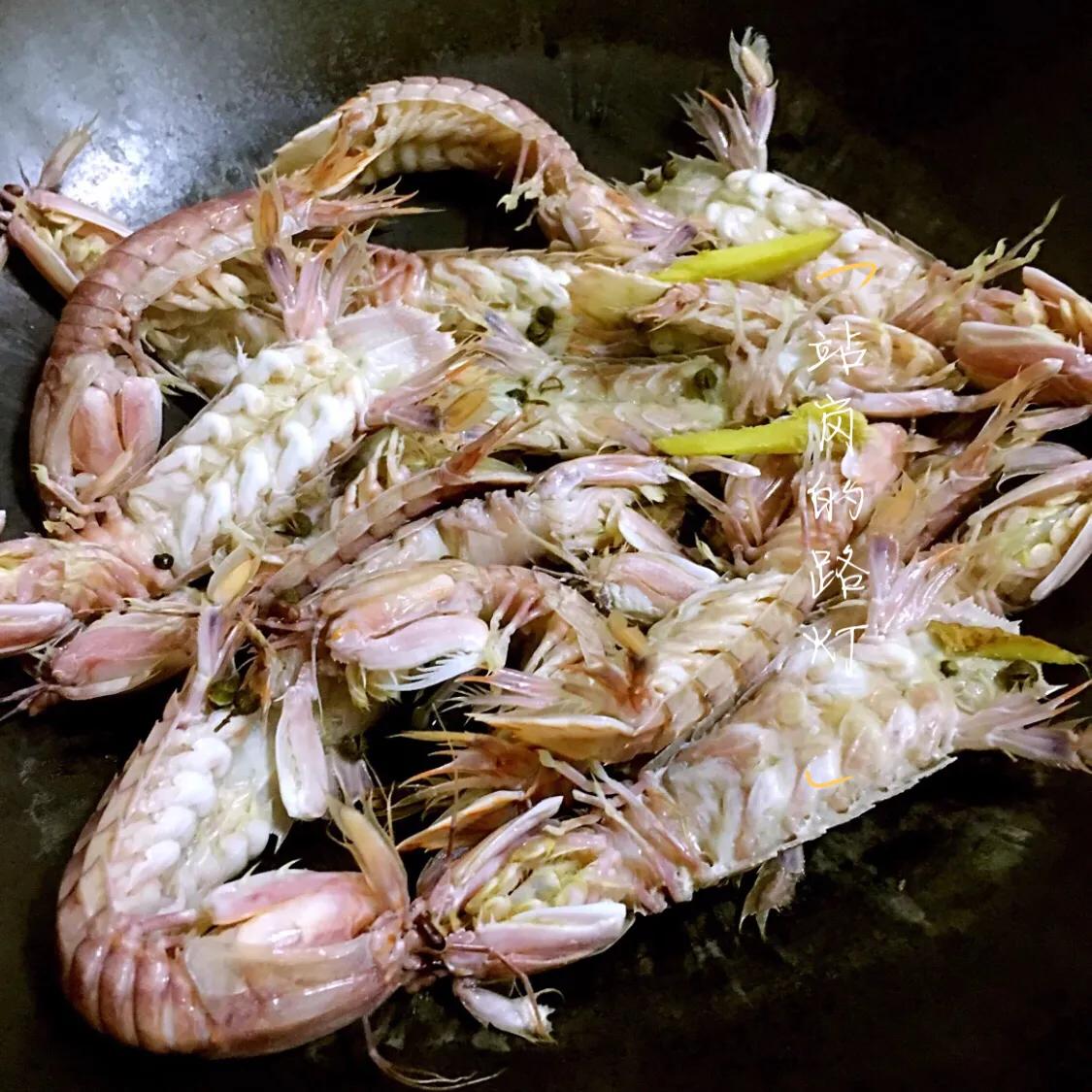 不用油炸的椒盐皮皮虾的做法,椒盐皮皮虾可以先蒸熟再油炸