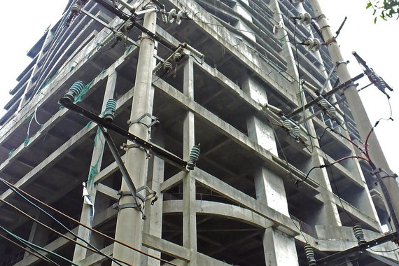 西安烂尾楼业主自救,西安百余户业主入住5年烂尾楼