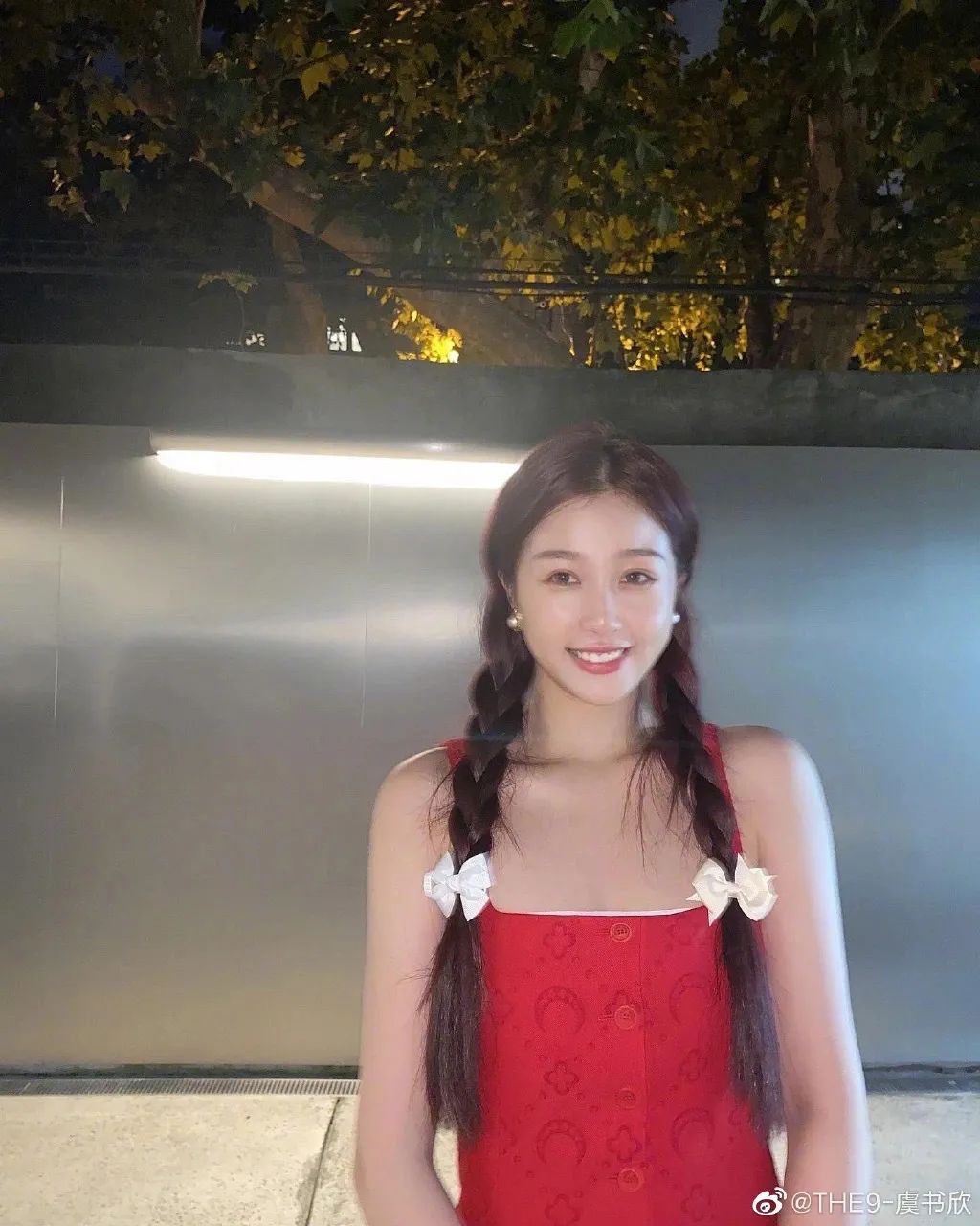 虞书欣说蝴蝶结是她的标志,虞书欣戴发箍