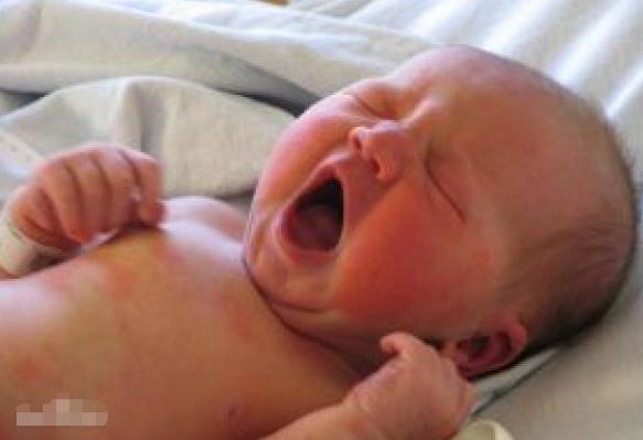 新生儿宝宝一直睡不稳,新生儿总得抱着睡不踏实咋回事