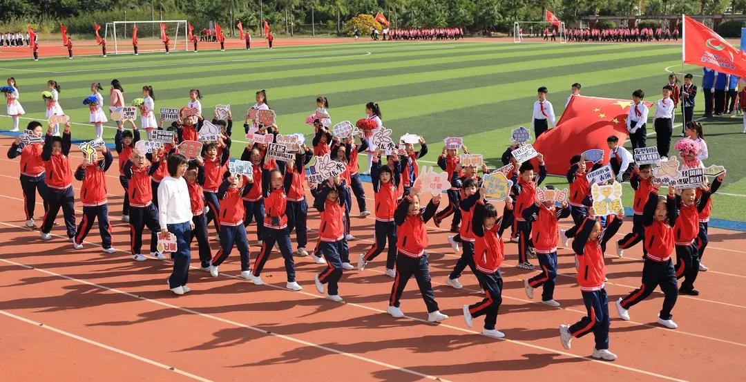 小学秋季田径运动会报道,运动少年展英姿