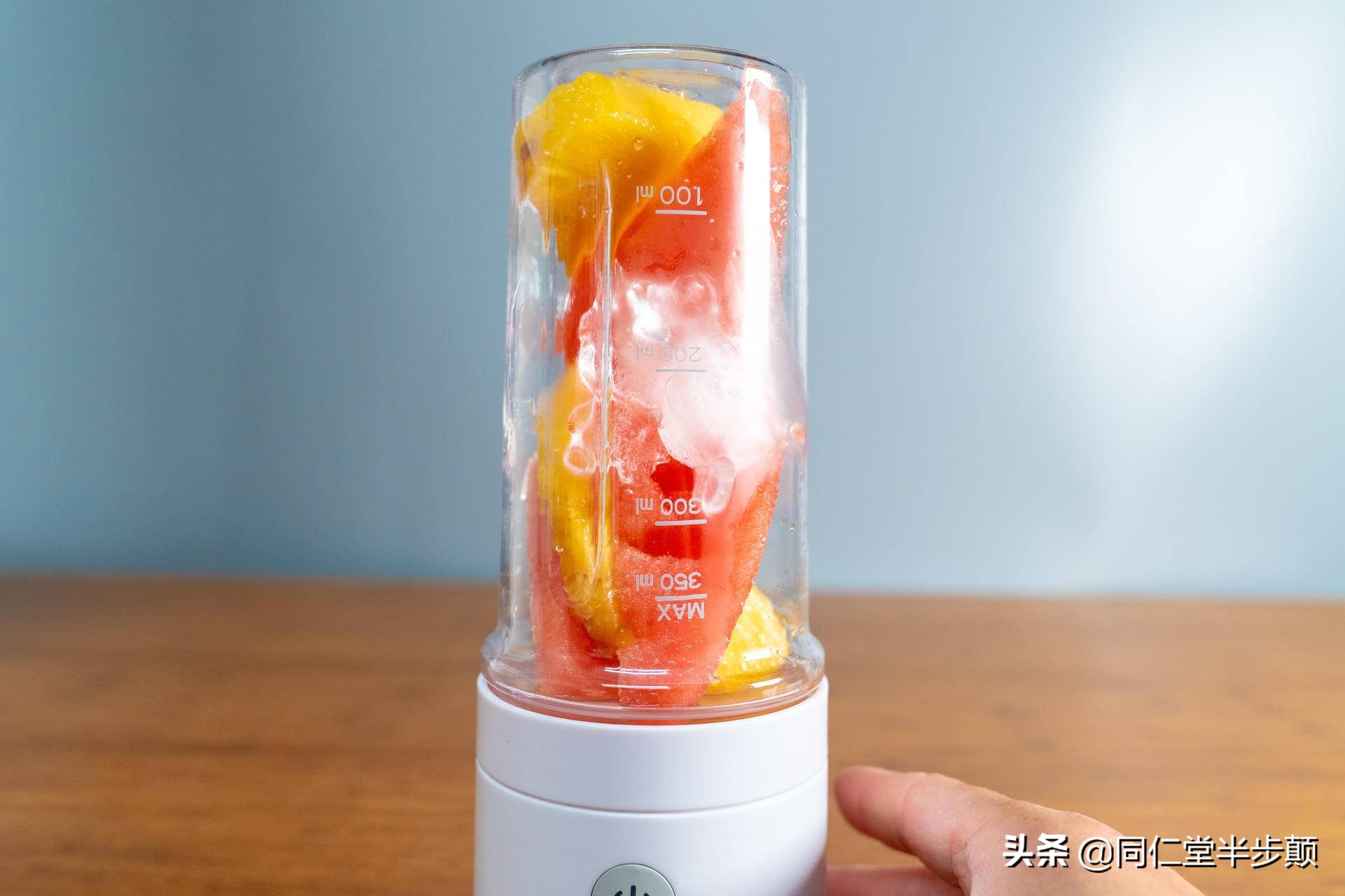 怎么用榨汁机榨果汁,如何用榨汁机榨出一杯好吃的果汁