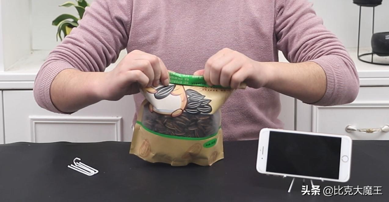 快速剥瓜子皮方便方法,用夹子剥瓜子小妙招