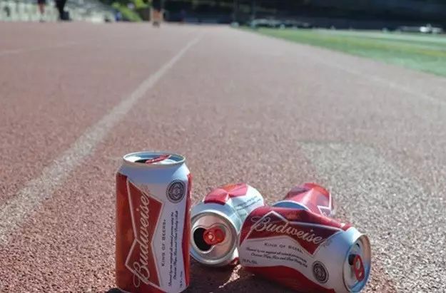 啤酒和饮料哪个健康,运动中喝啤酒好吗