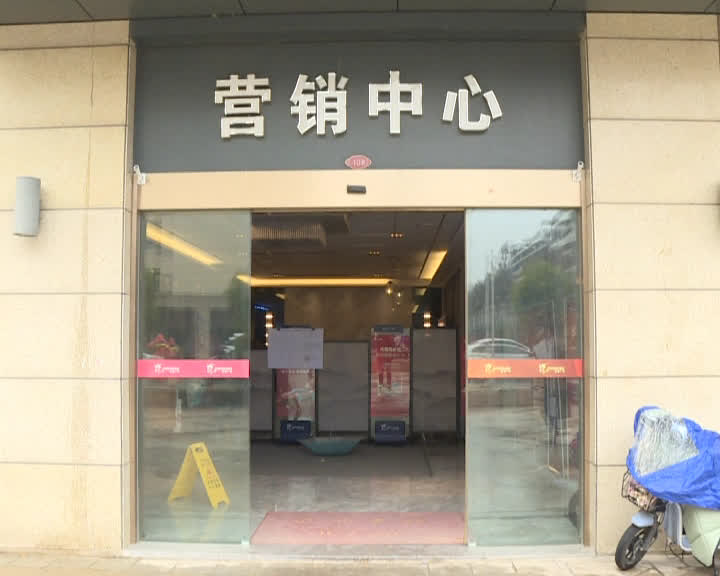 宝龙你赔我门面房，花89万买的，一开门头顶上这是啥？