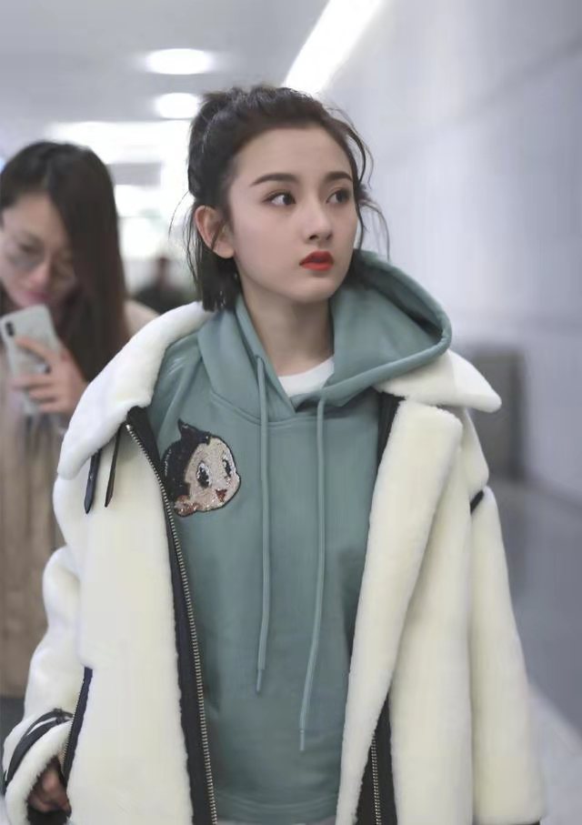 宋祖儿阿童木卫衣品牌,宋祖儿穿羊羔绒外套搭配图片