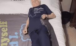 93岁奶奶恶搞27岁孙子,一夜爆红!1300万网友围观:奶奶太坑了