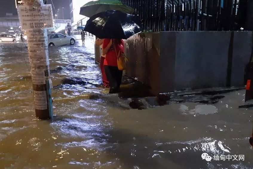 仰光雷雨，积水没过大腿，不少车子在水中“游”