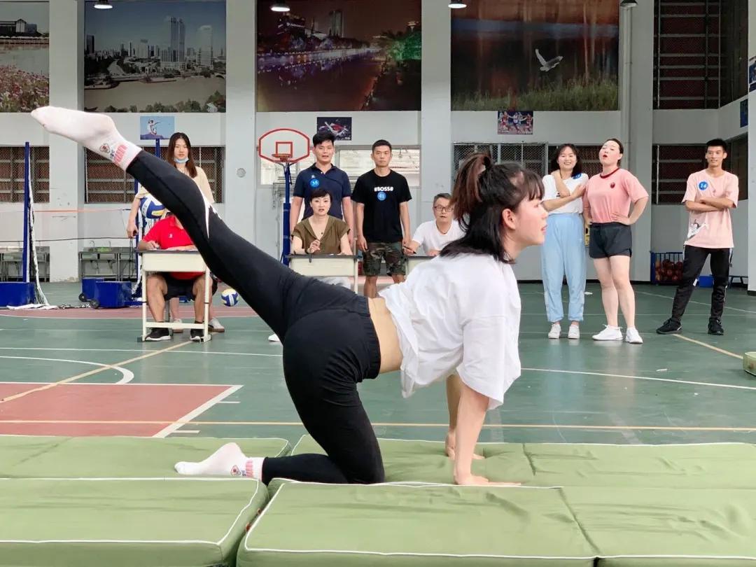 会让体育老师当班主任吗,让体育老师上数学课