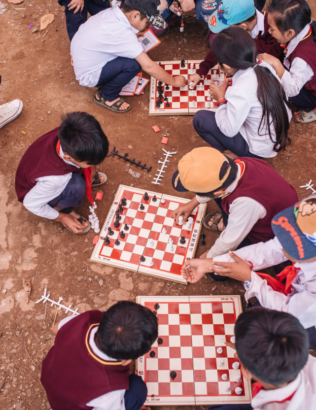 越南高薪小伙辞职去拍视频成网红，赚钱后给农村孩子建30个运动场