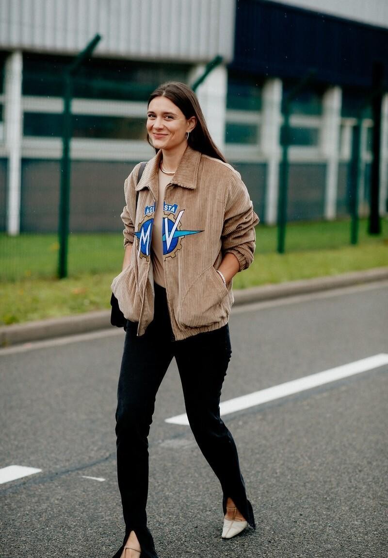 穿温暖驼色系配基础色更质感,摩卡色打底搭配驼色外套