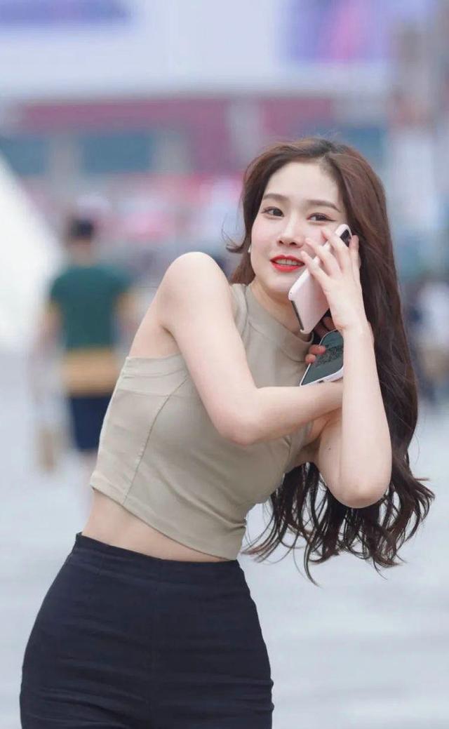 浅灰色宽松裤子搭配什么上衣好看,灰色修身针织短款上衣怎么搭配