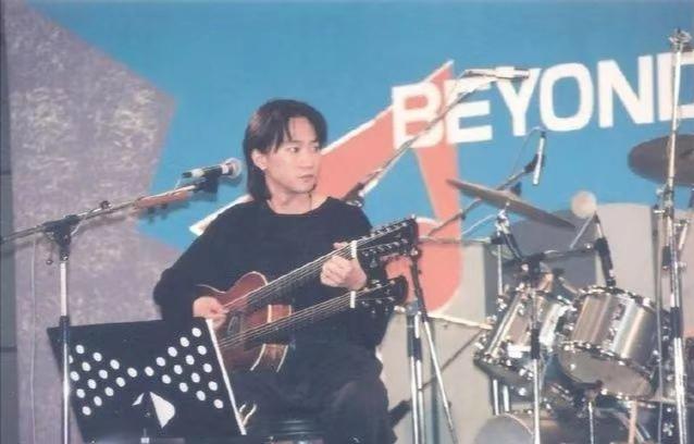 黄家驹戴面具唱的歌,黄家驹戴的十字架