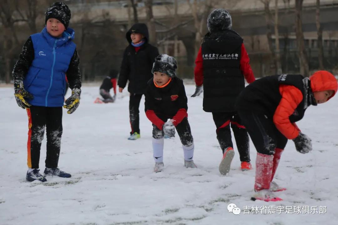 雪地快乐踢球,冰天雪地足球
