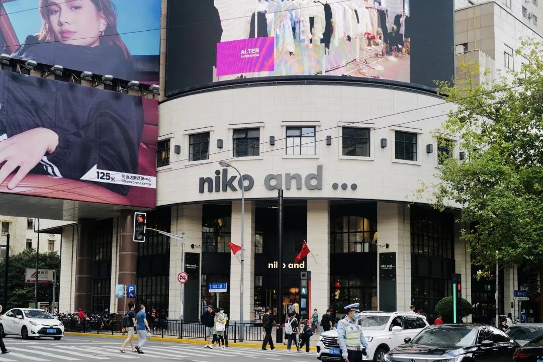 别争了,这条马路才是魔都内卷之王